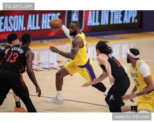 詹姆斯赛季首秀后拥抱浓眉，湖人更衣室充满欢声笑语