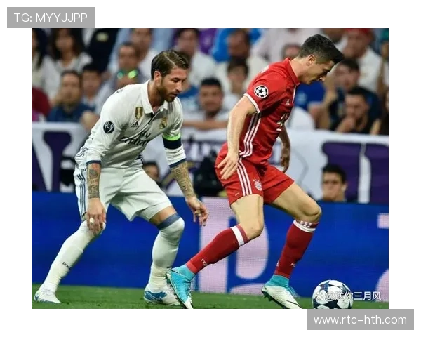 莱万点球踢飞后球迷鼓掌鼓励，波兰前锋挥手致谢显大将风范