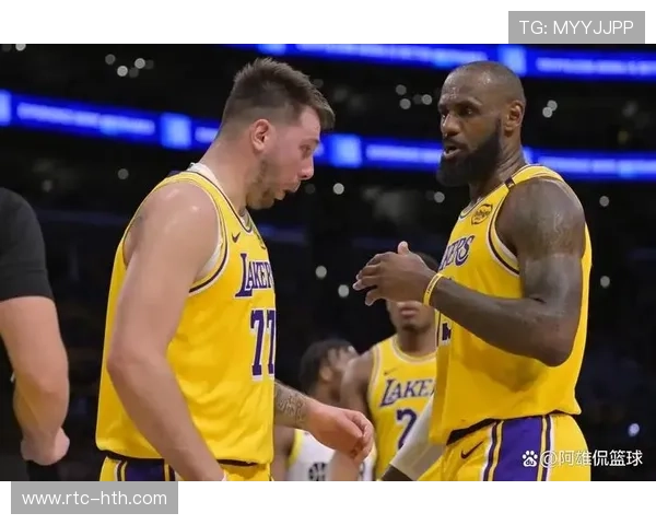 詹姆斯谈戴维斯离开:湖人防守体系失去重要支柱 詹姆斯谈戴维斯离开:湖人防守体系失去重要支柱